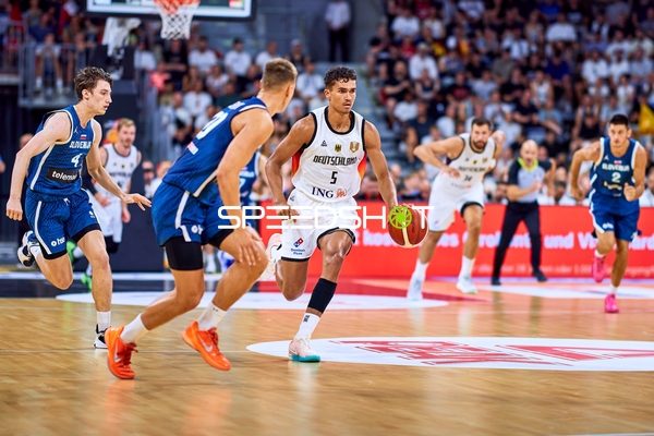 Tristan da Silva (5; Deutschland) im Zweikampf mit Mark Padjen (4; Slowenien)