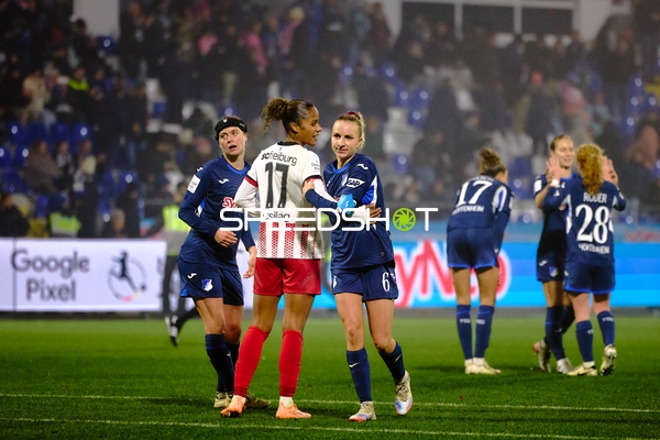 Spieler begrüßen sich