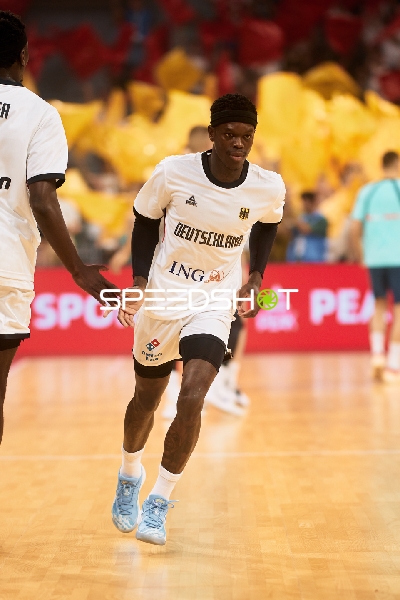 Dennis Schröder (17; Deutschland) auf dem Court