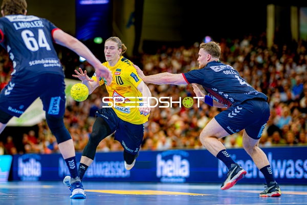 Dribbling Juri Knorr (10;Rhein Neckar Löwen) gegen 64; SG Flensburg Handewitt, 2; SG Flensburg Handewitt