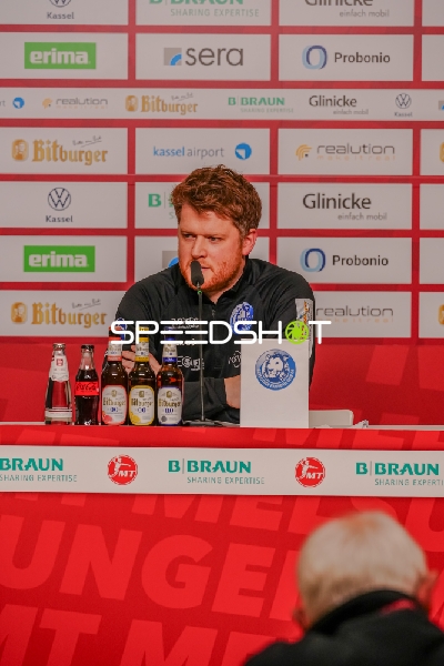 Trainer bei Pressekonferenz
