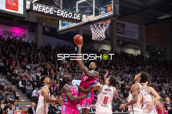 Spielaktion mit Tylan Birts (5; Telekom Baskets Bonn) am Korb