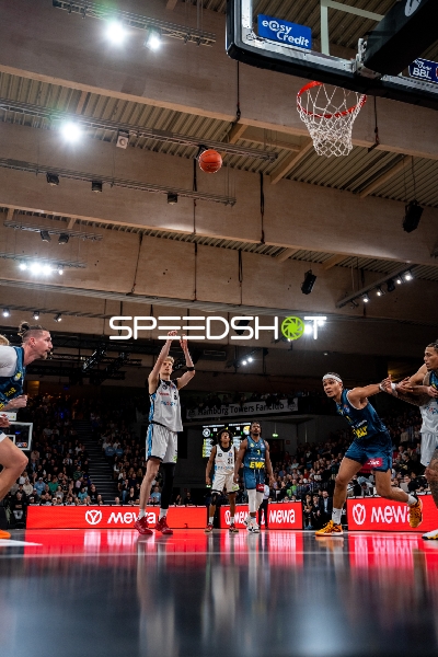 Spielaktion mit Michale Kyser (12; EWE Baskets Oldenburg) und Zsombor Maronka (5; Veolia Towers Hamburg)