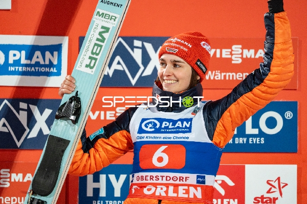 Startnummer 6 feiert in Oberstdorf