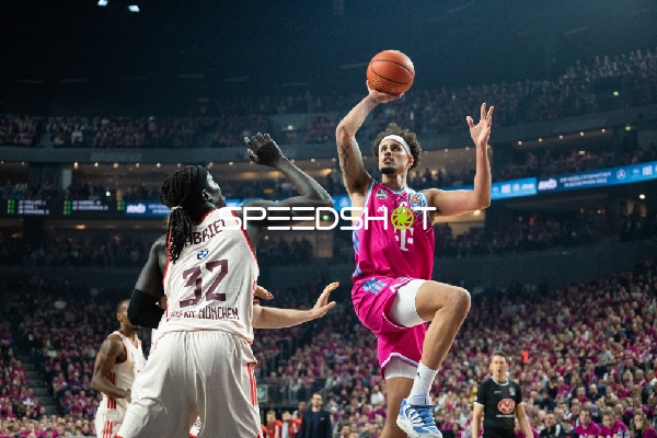 Michael Kessens (6; Telekom Baskets Bonn) in Aktion