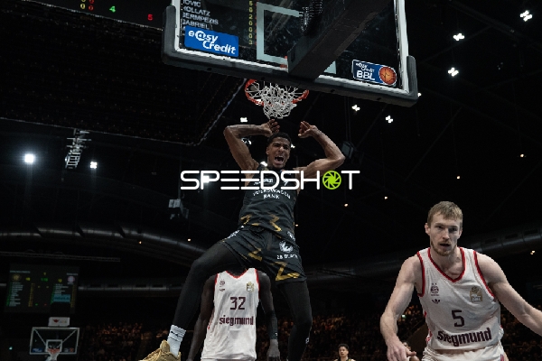 David NGuessan (1; Basketball Löwen Braunschweig) in Aktion am Korb