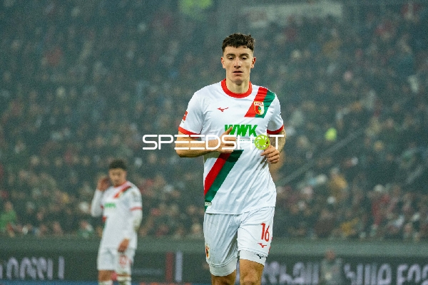 Spieler Cedric Zesiger (16; FC Augsburg) in Aktion