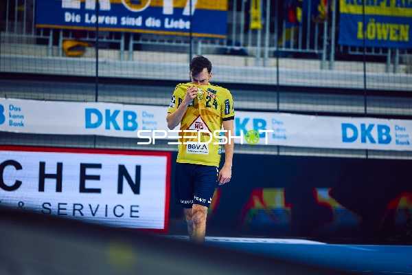 Ein Spieler von Rhein Neckar Löwen steht nachdenklich auf dem Spielfeld.