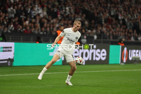 Rasmus Kristensen (13, Eintracht Frankfurt) kontrolliert Ball