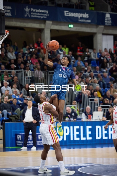 Michael Weathers (20; MLP Academics Heidelberg) mit Korbleger