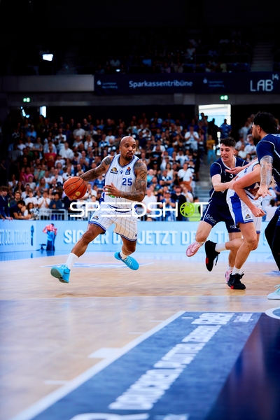 Dribbling Andrew O’Brien (3;MLP Academics Heidelberg), Jordan Theodore (25;Frankfurt Skyliners)