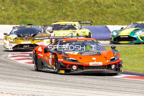 Mehrere Fahrzeuge auf der Rennstrecke