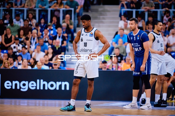 Spielunterbrechung mit Olivier Nkamhoua (13;Niners Chemnitz)