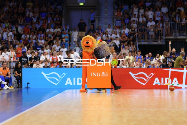 Maskottchen auf dem Court