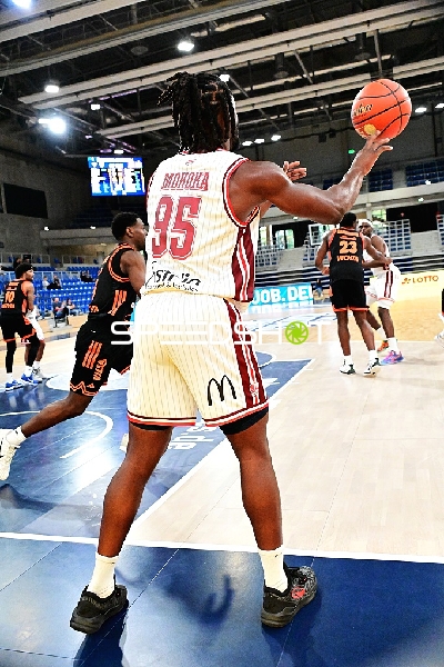 Adam Mokoka (95; JL Bourg Basket) wirft, Malcolm Dandridge (23; Rasta Vechta) verteidigt