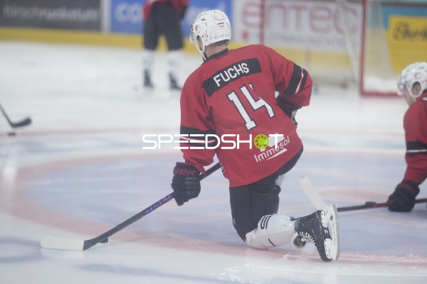 Jason Fuchs (14; Lausanne HC) kniet auf dem Eis