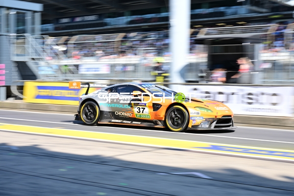 Rennfahrzeug in der Boxengasse