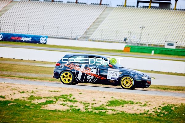 BMW mit der Startnummer 253 auf dem Hockenheimring