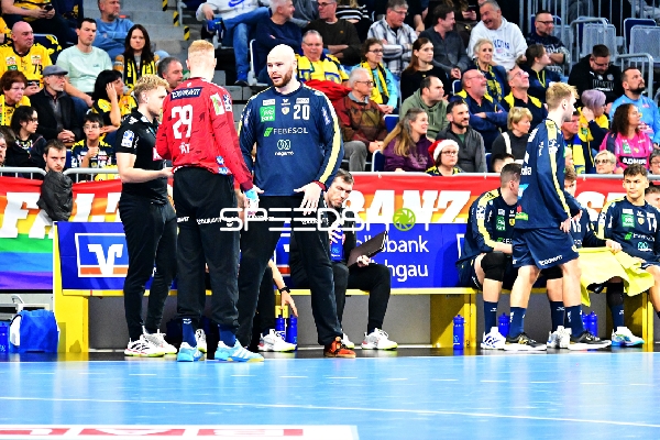 Szene mit Mike Jensen (20; Rhein Neckar Löwen) und Teamkollegen