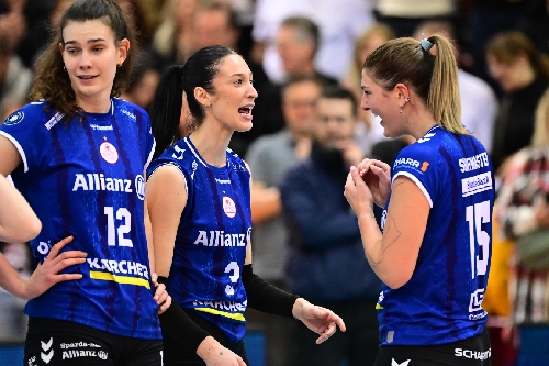 Spielszene mit Lucia Varela Gomez (12; Allianz MTV Stuttgart) und Jasmine Gross (3; Allianz MTV Stuttgart)