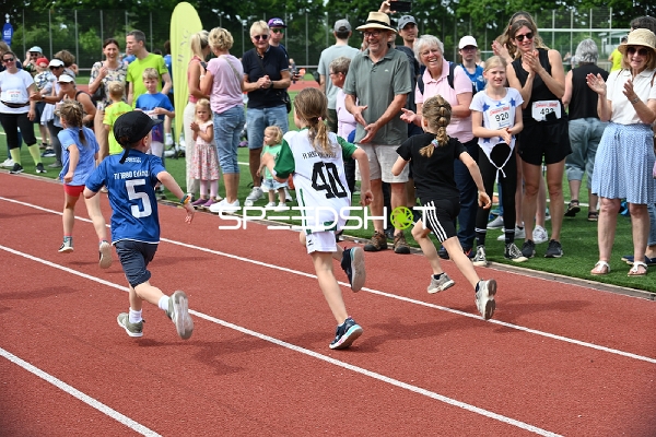 Kinder laufen beim TVE Sommerlauf