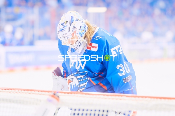 Torwart Tiefensee konzentriert im Halbfinale