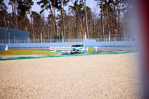 Rennwagen fährt durch Kurve