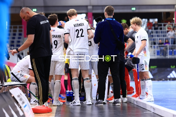 Timeout mit Nik Kerner (22; Deutschland) und Vincent Scholz (27; Deutschland)