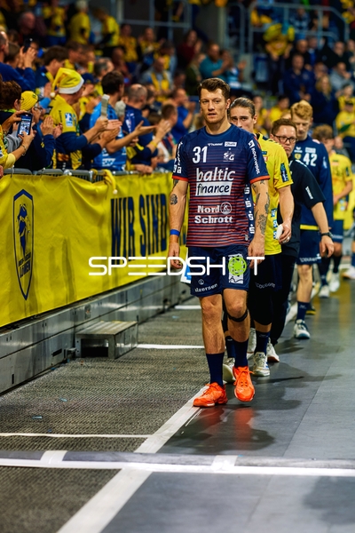 Spieler laufen in die Halle ein