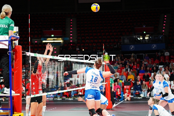 Spielszene mit Sophie Dreblow (18; ESA Grimma Volleys) und Joana Huber (8; TV Planegg-Krailling)