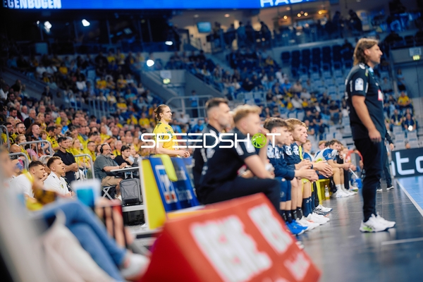 Spielerbank mit Juri Knorr (10;Rhein Neckar Löwen), Sebastian Heymann (13;Rhein Neckar Löwen)