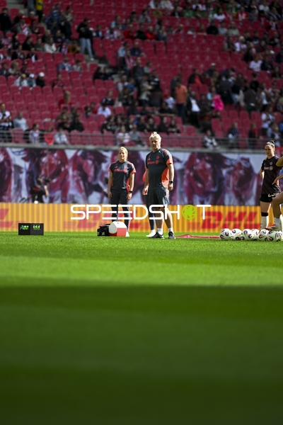 Trainer und Co-Trainer auf dem Feld