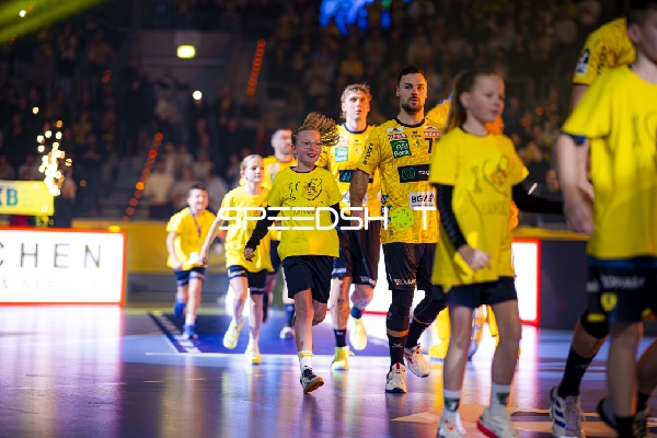 Einlauf von Dani Baijens (77; Rhein Neckar Löwen) und Edwin Aspenbäck (78; Rhein Neckar Löwen)