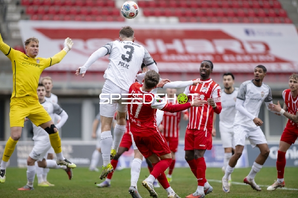 Kopfball-Duell im Spiel