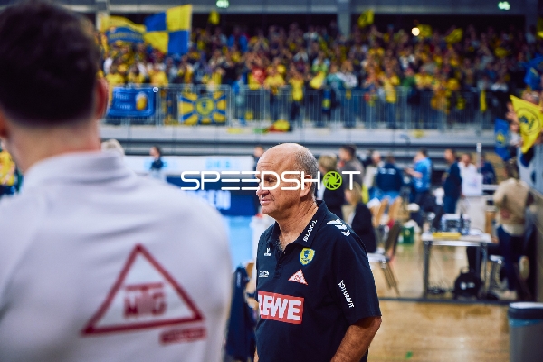 Trainer im Gespräch am Spielfeldrand