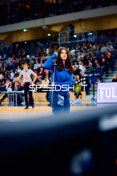 Mitarbeiterin am Spielfeldrand beim Basketballspiel