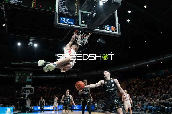 Dunk von Nikolas Sermpezis (30; FC Bayern Basketball) gegen Verteidigung