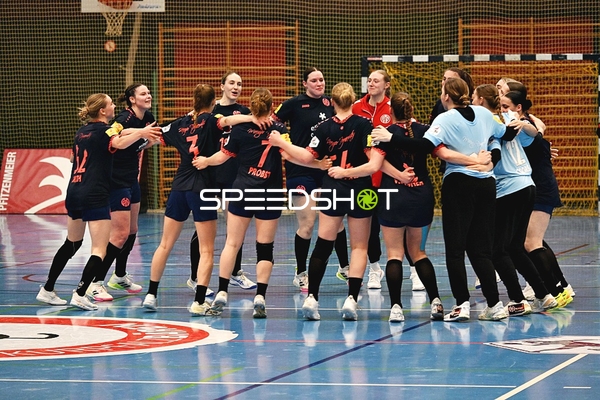 Spielerinnen beider Teams jubeln im Kreis