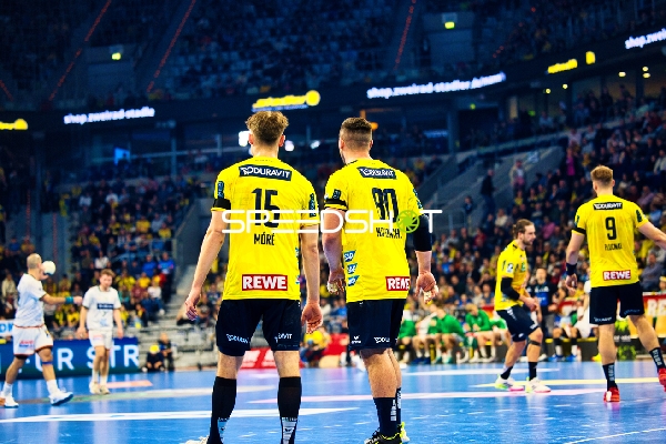 Spieler von Rhein Neckar Löwen laufen auf das Spielfeld.