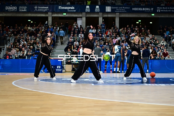 Basketball-Szene mit Tänzerinnen