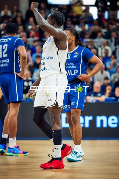 Spieler Osun Osunniyi (12, MLP Academics Heidelberg) vs Barra Njie (13, Basketball Löwen Braunschweig)