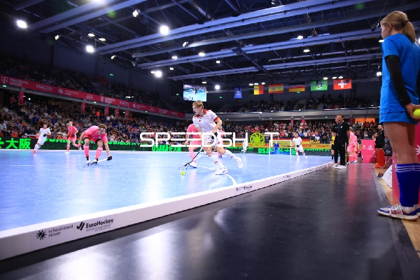 Maksymilian KOPERSKI (10; Polen) mit Ball gegen Sten Brandenstein (5; Deutschland) und Nicolas Proske (7; Deutschland)