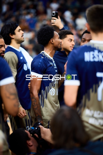 Kevin McClain (3; MLP Academics Heidelberg) und Erol Ersek (11; MLP Academics Heidelberg) mit Teamkollegen