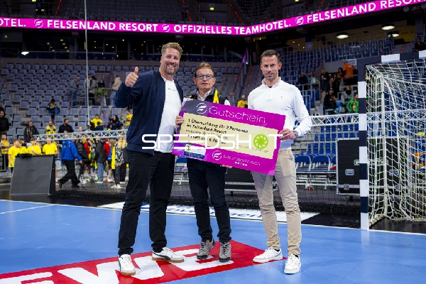 Gutscheinübergabe durch Oliver Roggisch (108; Rhein Neckar Löwen)