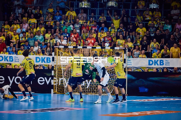 Ein Angriff der Rhein Neckar Löwen auf das Tor von THW Kiel.