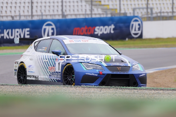 Rennwagen in Kurve auf dem Hockenheimring