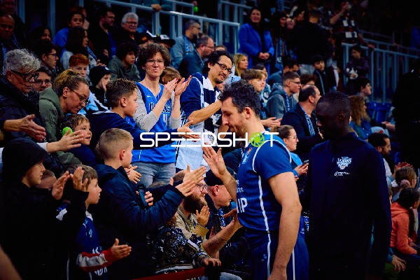 Spieler gibt Fans High-Fives