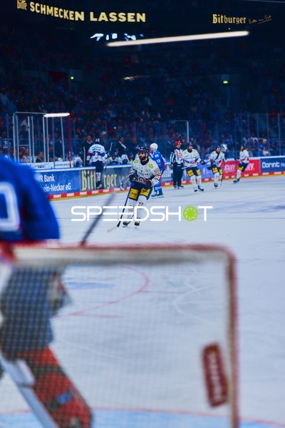 Eisbären-Spieler angreift