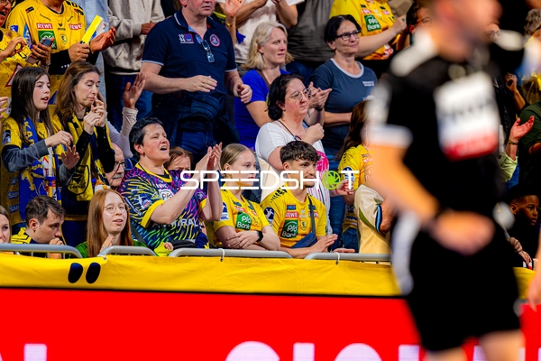 Publikum applaudiert bei Spiel