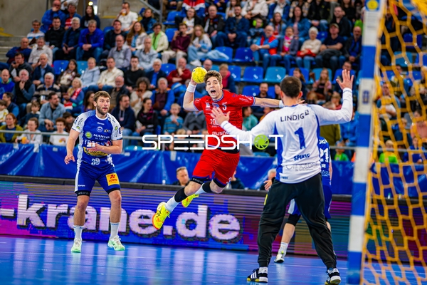 Nikola Vlahovic (3, SG BBM Bietigheim) springt zum Wurf